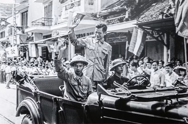 Phó Chủ tịch Ủy ban Quân chính Hà Nội Trần Duy Hưng từ Việt Bắc tiến về tiếp quản Thủ đô năm 1954. (Ảnh: Đào Trình)