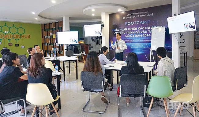 Một lớp đào tạo ươm tạo khởi nghiệp tổ chức tại khu không gian chung hoạt động khởi nghiệp. Ảnh: HG