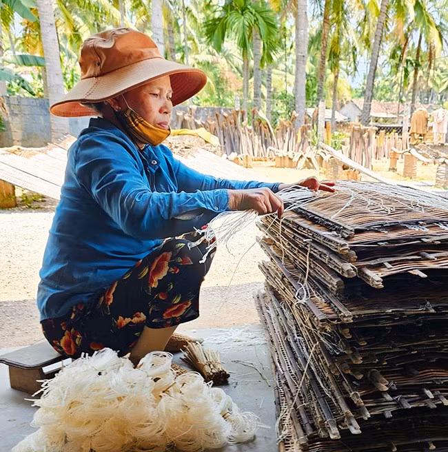 Người dân gắn bó với nghề truyền thống làm bún số 8 ở thôn Tăng Long 1, Tam Quan Nam. Ảnh: HẢI YẾN
