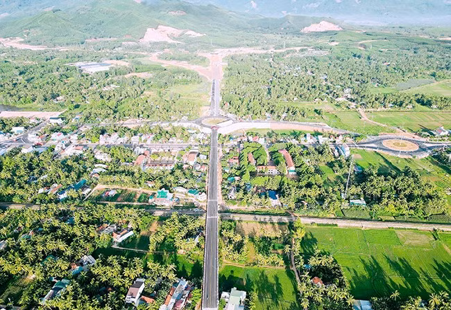 Đường kết nối tuyến ven biển ĐT 639 tỉnh trên địa bàn TX Hoài Nhơn nhìn từ trên cao. Ảnh: HẢI YẾN