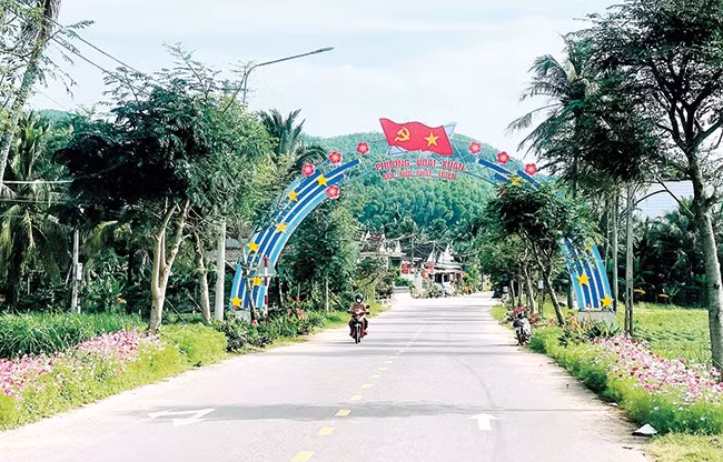Những con đường mới ở phường Hoài Xuân sạch đẹp với các luống hoa khoe sắc hai bên đường. Ảnh: HẢI YẾN