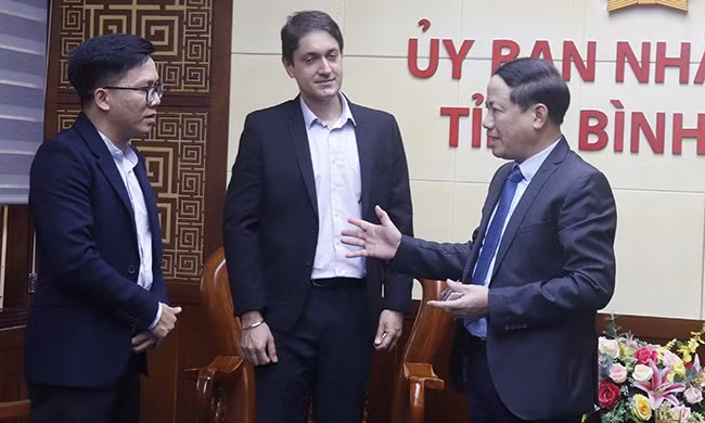 Chủ tịch UBND tỉnh Phạm Anh Tuấn (bìa phải) trao đổi với Nhà đầu tư tập đoàn Hero Future Energies ASIA. Ảnh: M.H