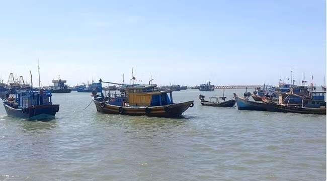 Tàu cá neo đậu tại Cảng cá La Gi, Bình Thuận. (Ảnh: ĐÌNH CHÂU) Tàu cá neo đậu tại Cảng cá La Gi, Bình Thuận. (Ảnh: ĐÌNH CHÂU)