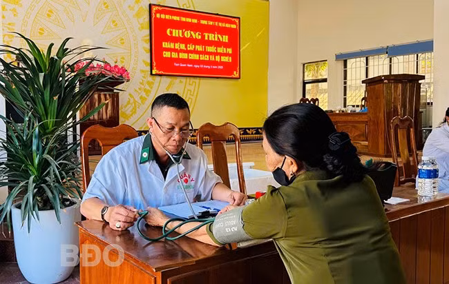 Quân y BĐBP tỉnh khám bệnh cho người dân. Ảnh: Công Cường.