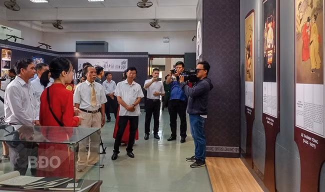 Triển lãm giới thiệu toàn cảnh về quá trình hình thành và phát triển của Văn miếu - Quốc Tử Giám, truyền thống khoa cử tại tỉnh Bình Định. Ảnh: NGỌC NHUẬN