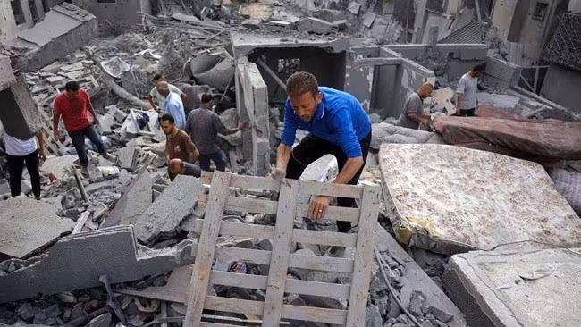 Người dân Gaza tìm kiếm nạn nhân sau một cuộc tấn công. (Ảnh: Reuters) Người dân Gaza tìm kiếm nạn nhân sau một cuộc tấn công. (Ảnh: Reuters)