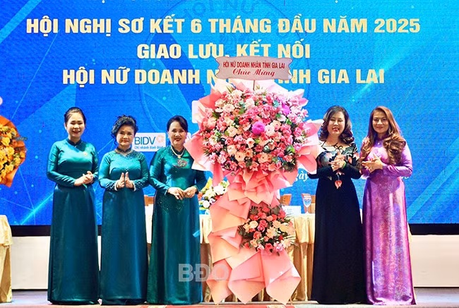 Đại diện Hội Nữ doanh nhân tỉnh Gia Lai tặng hoa chúc mừng Hội Nữ Doanh nhân tỉnh. Ảnh: T.K Đại diện Hội Nữ doanh nhân tỉnh Gia Lai tặng hoa chúc mừng Hội Nữ Doanh nhân tỉnh. Ảnh: T.K