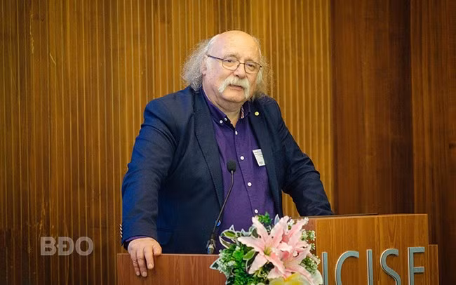GS Duncan Haldane (ĐH Princeton, Mỹ) - người từng đoạt giải Nobel Vật lý 2016 chia sẻ tại Trường học nâng cao về vật liệu tô pô lượng tử. Ảnh: AN