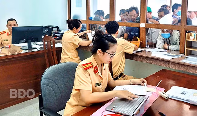 Xử lý hồ sơ “phạt nguội” tại bộ phận xử lý vi phạm của Phòng CSGT (CA tỉnh). Ảnh: NGUYỄN CHƠN
