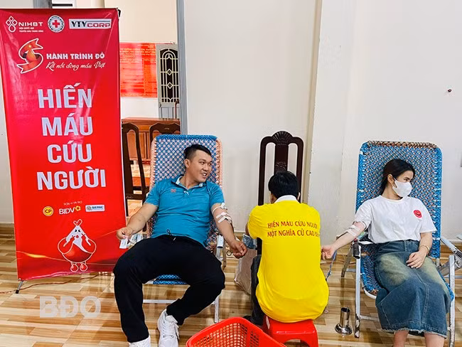 Người dân huyện Vĩnh Thạnh tham gia hiến máu sáng 15.6. Ảnh: NGỌC HUY