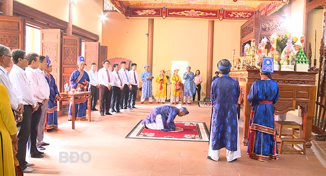 Lễ giỗ nhà yêu nước Mai Xuân Thưởng được tổ chức theo nghi thức truyền thống. Ảnh: Văn Phong