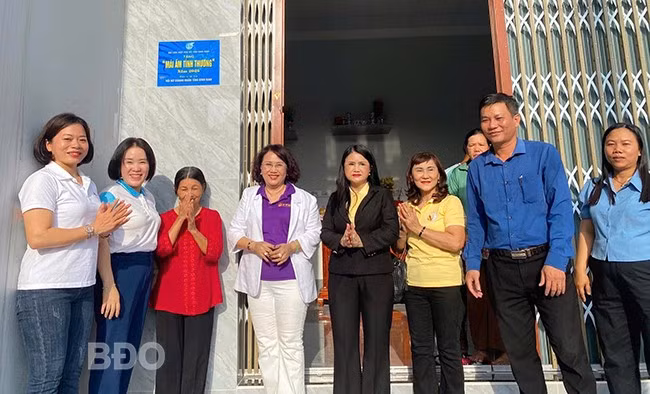 Hội Nữ doanh nhân tỉnh bàn giao mái ấm tình thương cho phụ nữ khó khăn. Ảnh: ĐVCC Hội Nữ doanh nhân tỉnh bàn giao mái ấm tình thương cho phụ nữ khó khăn. Ảnh: ĐVCC