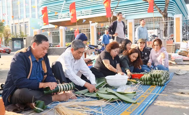 Những chiếc bánh được các nghệ nhân gói chặt tay, cẩn thận, với tinh thần sẻ chia thay lời chúc xuân đến với gia đình có hoàn cảnh khó khăn. Ảnh: K.VY