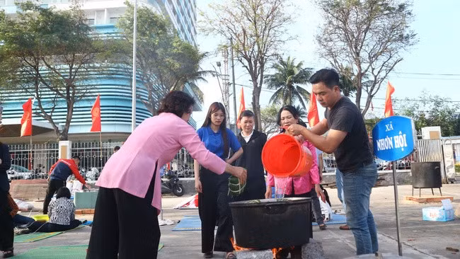 Bắt đầu nổi lửa và nấu bánh. Ảnh: K.VY