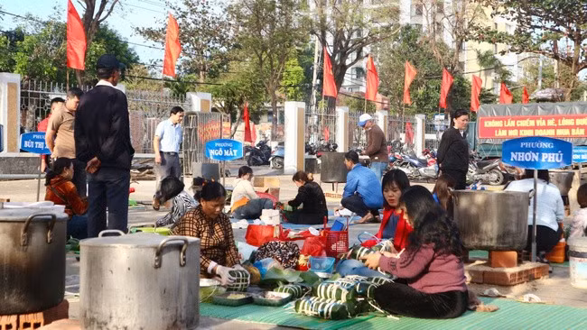 Hội thi gói bánh chưng, bánh tét mừng Xuân Ất Tỵ 2025 diễn ra sôi nổi tại Trung tâm VH-TT&TT TP Quy Nhơn. Ảnh: K.VY