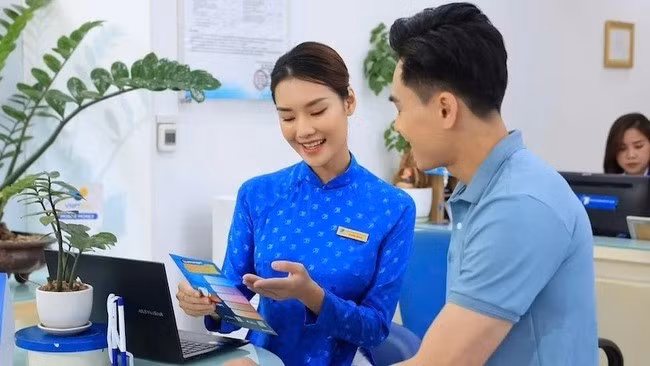 Nhân viên VNPT giới thiệu các gói dịch vụ internet mới tới khách hàng.