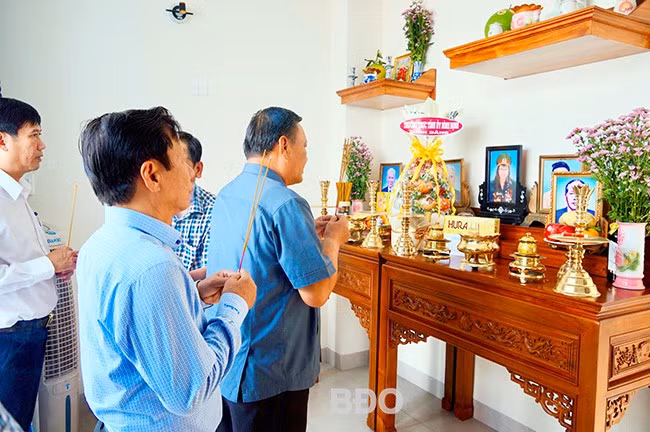 Đồng chí Lê Kim Toàn thắp hương tri ân Anh hùng Lực lượng vũ trang Nhân dân Huỳnh Thị Ngọc. Ảnh: N.M.
