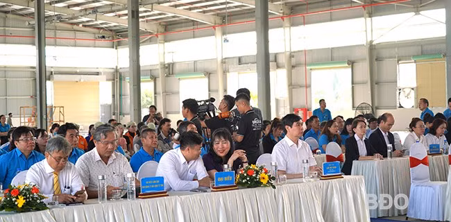 Các đại biểu và công nhân, người lao động tham dự lễ phát động Tháng Công nhân năm 2025. Ảnh: Văn Lưu