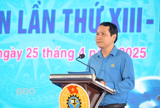 Chủ tịch LĐLĐ tỉnh Hà Duy Trung phát biểu phát động Tháng Công nhân năm 2025. Ảnh: Văn Lưu