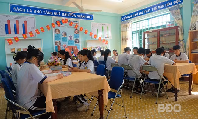 Học sinh Trường THPT Vân Canh đọc sách tại thư viện trường trong giờ ra chơi. Ảnh: NGỌC NHUẬN