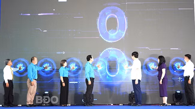 Lãnh đạo tỉnh, LĐLĐ và các DN tham gia Lễ phát động Tháng Công nhân năm 2025. Ảnh: Văn Lưu