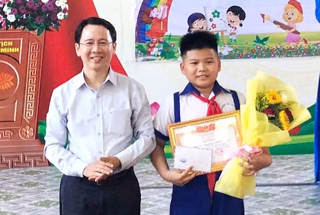 Ông Nguyễn Văn Nhung, Phó Chi cục trưởng Chi cục Thuỷ sản (Sở Nông nghiệp và Môi trường) trao giải nhất cuộc thi cho em Nguyễn Trọng Hiếu, HS lớp 5A1, Trường Tiểu học Phước Sơn 3. Ảnh: V.L Ông Nguyễn Văn Nhung, Phó Chi cục trưởng Chi cục Thuỷ sản (Sở Nông nghiệp và Môi trường) trao giải nhất cuộc thi cho em Nguyễn Trọng Hiếu, HS lớp 5A1, Trường Tiểu học Phước Sơn 3. Ảnh: V.L