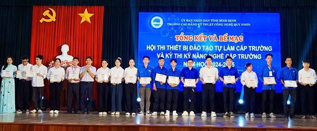 Phó Hiệu trưởng phụ trách Trường CĐ Kỹ thuật Công nghệ Quy Nhơn Phạm Văn Tường trao giải nhất Kỳ thi Kỹ năng nghề cấp trường cho các học sinh, sinh viên. Ảnh: N.M.