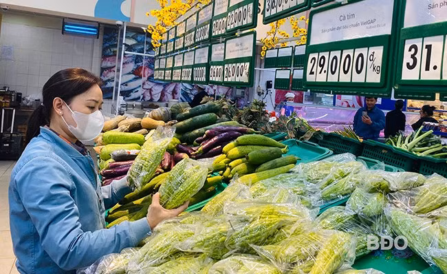 Quầy hàng thực phẩm tươi sống ở siêu thị thu hút khách. Ảnh: HẢI YẾN