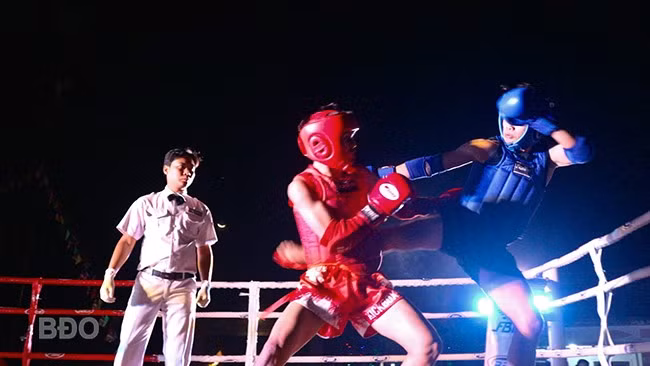 Mỗi trận đấu là màn so tài gay cấn, hấp dẫn qua sự thể hiện bản lĩnh, kỹ thuật điêu luyện cùng tinh thần thượng võ của các võ sĩ trên sàn đài. Ảnh: K.VY Mỗi trận đấu là màn so tài gay cấn, hấp dẫn qua sự thể hiện bản lĩnh, kỹ thuật điêu luyện cùng tinh thần thượng võ của các võ sĩ trên sàn đài. Ảnh: K.VY