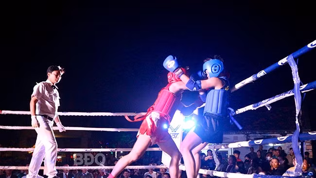 Các võ sĩ có trình độ chuyên môn cao, tạo nên những giây phút hấp dẫn bằng những pha ra đòn đẹp mắt trong sự tán dương của khán giả. Ảnh: K.VY Các võ sĩ có trình độ chuyên môn cao, tạo nên những giây phút hấp dẫn bằng những pha ra đòn đẹp mắt trong sự tán dương của khán giả. Ảnh: K.VY
