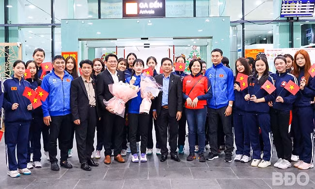 Lãnh đạo Sở VH&TT, Trung tâm Huấn luyện & Thi đấu Thể thao tỉnh đón VĐV Nguyễn Thị Bích Thảo trở về từ Giải bóng ném vô địch Đông Nam Á 2025. Ảnh: NGUYỄN DŨNG Lãnh đạo Sở VH&TT, Trung tâm Huấn luyện & Thi đấu Thể thao tỉnh đón VĐV Nguyễn Thị Bích Thảo trở về từ Giải bóng ném vô địch Đông Nam Á 2025. Ảnh: NGUYỄN DŨNG