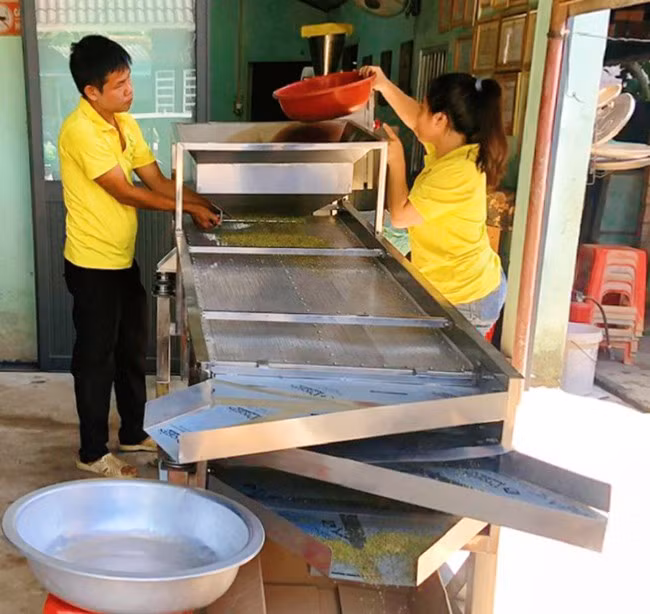 Dàn máy sàng phân loại hoa hòe của Công ty TNHH Dulah (Hoài Ân) công suất 100 - 200 kg/giờ với tổng vốn đầu tư 280 triệu đồng, trong đó kinh phí khuyến công địa phương hỗ trợ 140 triệu đồng. Ảnh: HẢI YẾN