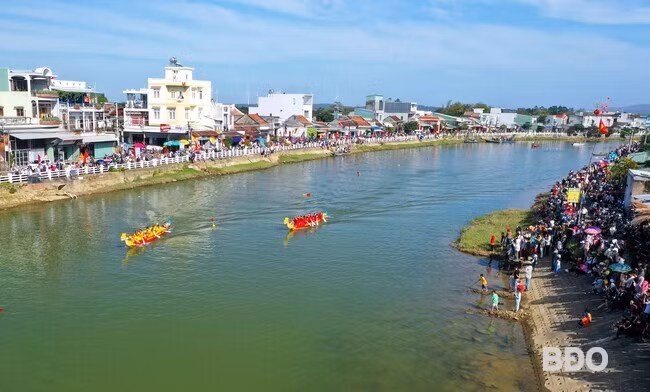 Quang cảnh hội đua thuyền diễn ra trên sông Gò Bồi, huyện Tuy Phước. Ảnh: N.DŨNG