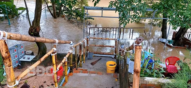 Một quán ăn sát bờ sông ở KV5, phường Nhơn Phú bị ngập lụt chiều 28.11. Ảnh: HOÀI THU