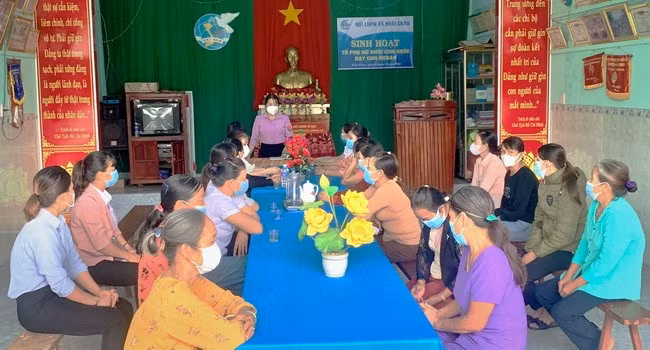 Thông qua sinh hoạt CLB “Phụ nữ nuôi con khỏe, dạy con ngoan”, Hội LHPN xã Hoài Châu, TX Hoài Nhơn đã lồng ghép tuyên truyền các kiến thức về bình đẳng giới và phòng, chống bạo lực trên cơ sở giới cho hội viên. Ảnh: LINH DƯƠNG