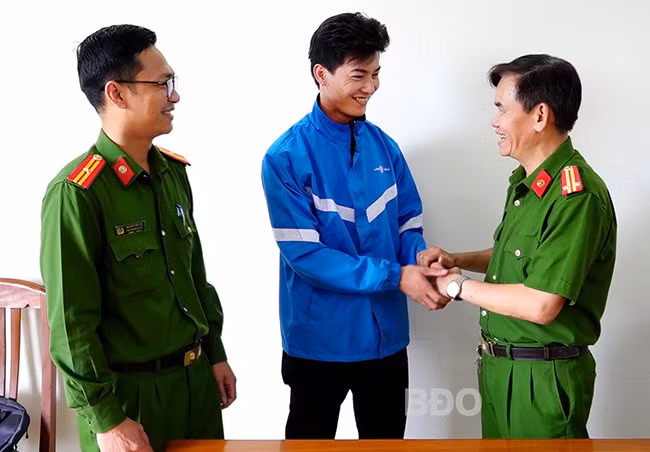 Lãnh đạo CA xã Phước An cảm ơn anh Kiệt về việc góp phần ngăn chặn vụ mua bán người. Ảnh: M.N Lãnh đạo CA xã Phước An cảm ơn anh Kiệt về việc góp phần ngăn chặn vụ mua bán người. Ảnh: M.N
