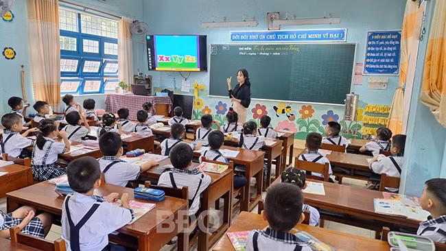 Trường Tiểu học Nguyễn Văn Cừ (TP Quy Nhơn) hợp đồng với Trung tâm Anh Ngữ IALC 2 giáo viên để dạy tiếng Anh tự chọn lớp 1, lớp 2 theo chương trình GDPT 2018. Ảnh: M.H