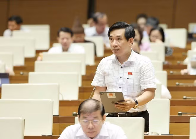 ĐB Nguyễn Văn Cảnh đề xuất Chính phủ nên áp dụng thí điểm nhập làn theo quy tắc luân phiên. Ảnh: Đoàn ĐBQH tỉnh ĐB Nguyễn Văn Cảnh đề xuất Chính phủ nên áp dụng thí điểm nhập làn theo quy tắc luân phiên. Ảnh: Đoàn ĐBQH tỉnh