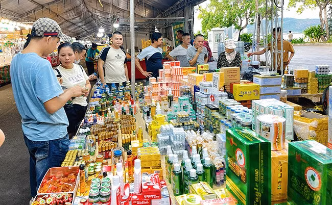Khách tham quan, mua sắm tại các gian hàng của các HTX trong toàn quốc. Ảnh: HẢI YẾN Khách tham quan, mua sắm tại các gian hàng của các HTX trong toàn quốc. Ảnh: HẢI YẾN