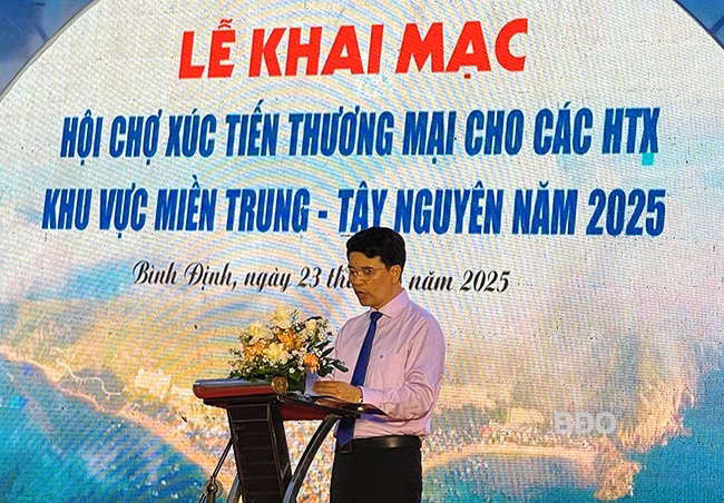 Ông Đinh Hồng Thái, Phó Chủ tịch Liên minh HTX Việt Nam phát biểu khai mạc hội chợ. Ảnh: HẢI YẾN Ông Đinh Hồng Thái, Phó Chủ tịch Liên minh HTX Việt Nam phát biểu khai mạc hội chợ. Ảnh: HẢI YẾN
