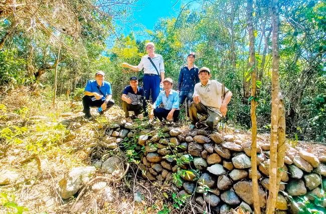 Các nhà khoa học đang nghiên cứu lũy đá cổ Phú Hà với sự hỗ trợ của người dân địa phương. Ảnh: BTBĐ Các nhà khoa học đang nghiên cứu lũy đá cổ Phú Hà với sự hỗ trợ của người dân địa phương. Ảnh: BTBĐ