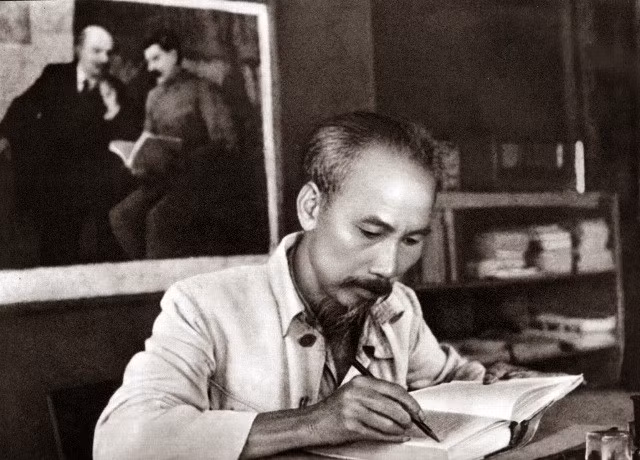 Chủ tịch Hồ Chí Minh đang làm việc. Ảnh tư liệu Chủ tịch Hồ Chí Minh đang làm việc. Ảnh tư liệu
