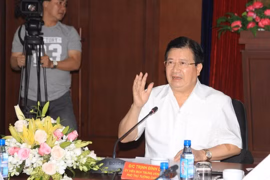 Phó Thủ tướng Chính phủ Trịnh Đình Dũng tại buổi làm việc sáng 11.8