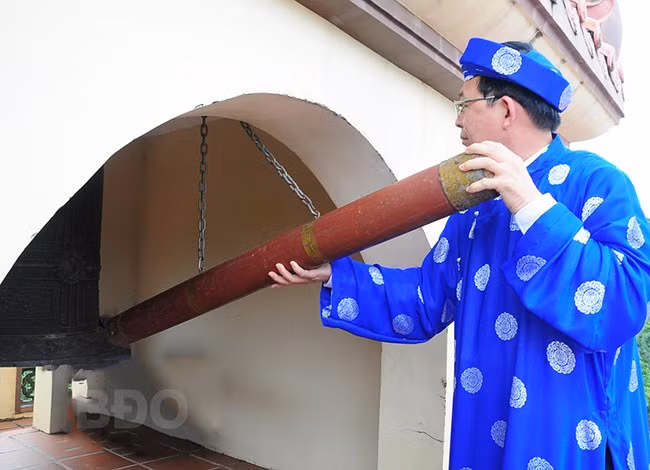 Bí thư Tỉnh ủy Hồ Quốc Dũng làm Lễ khai chuông trước khi dâng hương tại Đài Kính Thiên. Ảnh: NGỌC NHUẬN