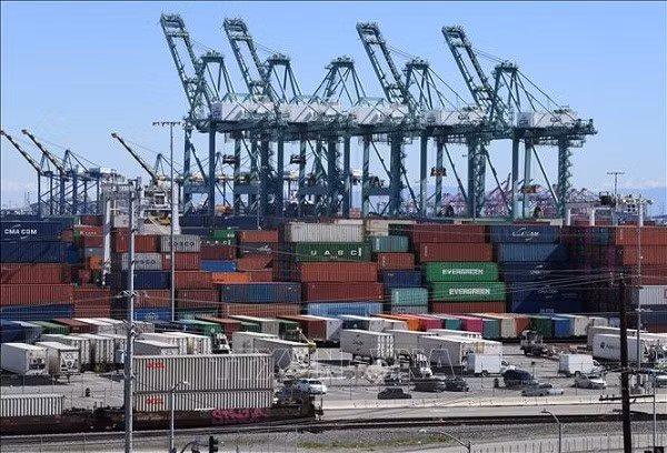 Các container hàng hóa từ Trung Quốc và các nước khác được bốc dỡ tại cảng Long Beach, Los Angeles, California, Mỹ, ngày 16.2.2019. Ảnh: AFP/TTXVN