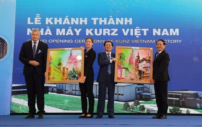 Lãnh đạo tỉnh và Tập đoàn KURZ trao tặng quà lưu niệm. Ảnh: TIẾN SỸ