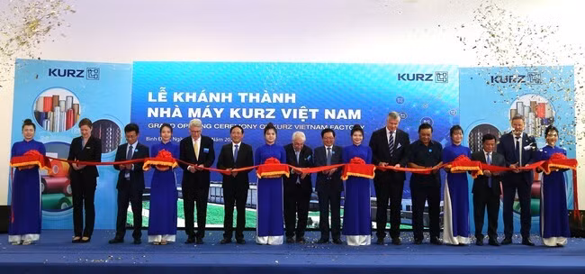 Đại biểu dự lễ thực hiện nghi thức cắt băng khánh thành nhà máy. Ảnh: TIẾN SỸ