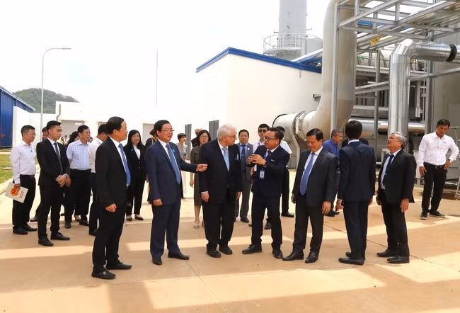 Đại biểu dự lễ tham quan Nhà máy KURZ Việt Nam. Ảnh: TIẾN SỸ