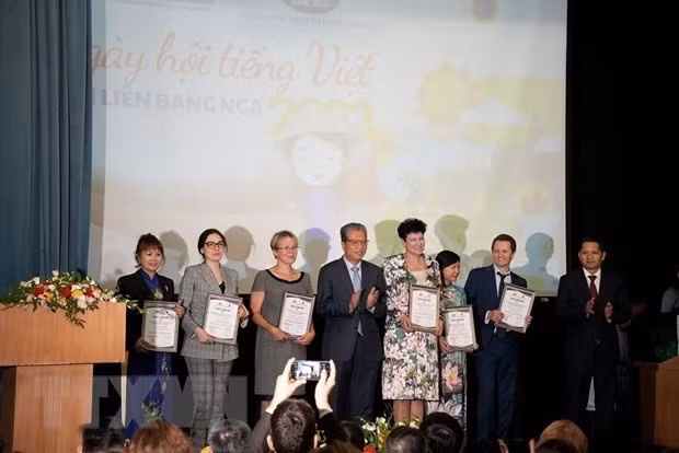 Đại sứ Đặng Minh Khôi trao thư cảm ơn cho các giảng viên làm công tác giảng dạy tiếng Việt ở các trường Đại học của Nga. Ảnh: TTXVN