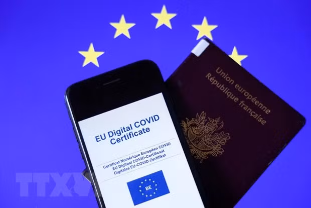 Hộ chiếu và chứng chỉ số Covid-19 do Liên minh châu Âu ban hành, tại Brussels, Bỉ ngày 16.6.2021. (Ảnh: AFP/TTXVN)